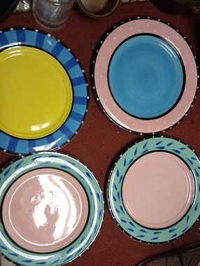 Outta Hands Dinner Plates X4